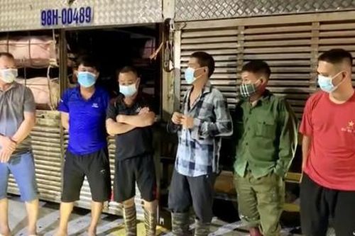Phát hiện nhóm người trốn trong thùng xe tải để 'thông chốt' kiểm dịch