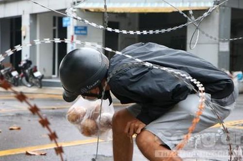 TP.Thủ Đức: Vẫn còn một số rào chắn bằng kẽm gai trên đường
