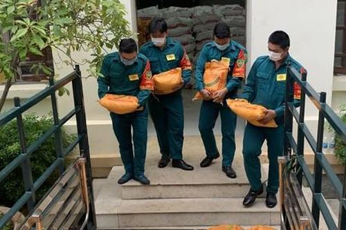 Hết giãn cách, hạt gạo, cọng rau nghĩa tình vẫn được công an mang về cho dân
