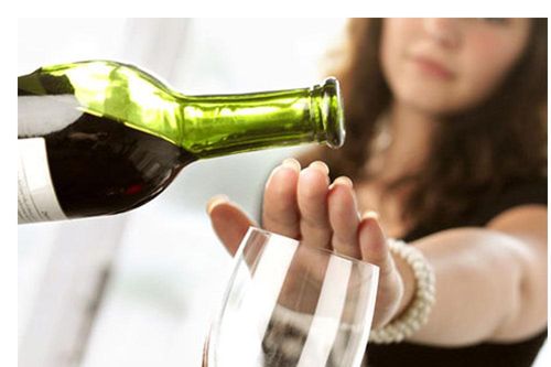 Từ chối uống rượu, tôi bị khách của sếp bỉ bôi: 'Em nhạt thế'
