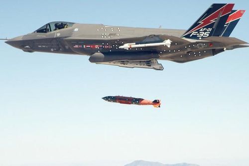 'Cặp bài trùng' tiêm kích F-35A mang bom hạt nhân B61-12 khiến đối thủ kinh sợ