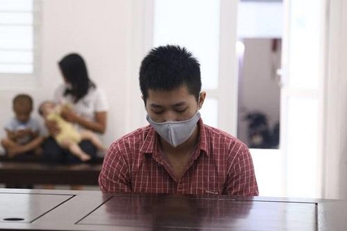 Bé gái bất hạnh bị 'cha dượng' xâm hại, mẹ ruột bạo hành