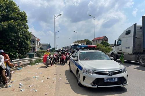 Xúc động Cảnh sát giao thông Thủ đô đón, dẫn hàng nghìn người dân qua Hà Nội về quê an toàn