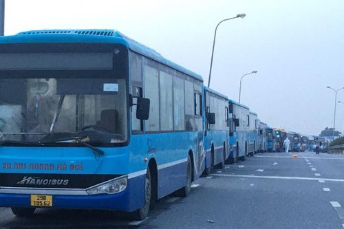Xe buýt Hà Nội đưa 1.900 người dân di chuyển từ phía Nam về địa phương