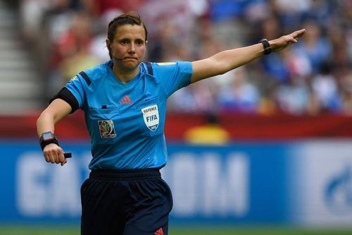 Lần đầu tiên tổ trọng tài toàn nữ làm việc tại World Cup