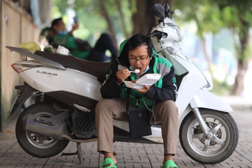 Bữa ăn ở vỉa hè, bãi cỏ của shipper tại TP.HCM
