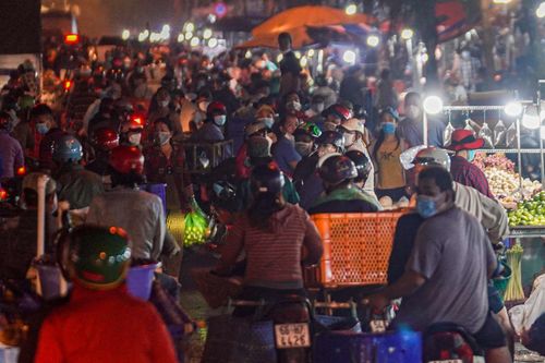 Ùn tắc giữa đêm vì buôn bán trái phép ngoài cổng chợ Bình Điền