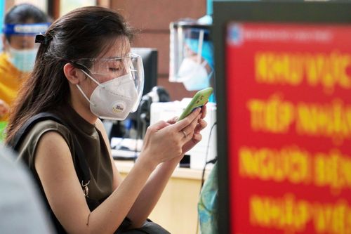 Bệnh viện đông đúc người khám khi TP.HCM nới lỏng giãn cách