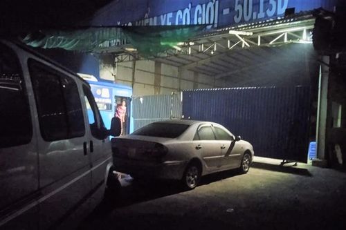 Chủ xe ngủ qua đêm trước trạm đăng kiểm ở TP.HCM
