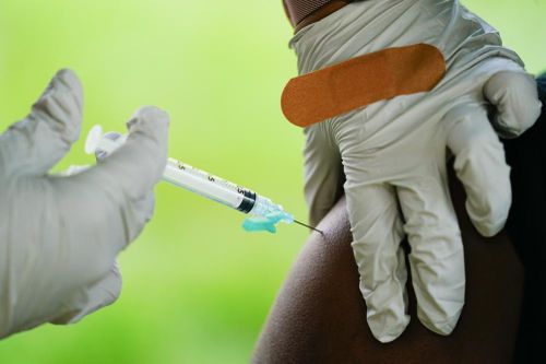Vaccine Pfizer bảo vệ nữ giới tốt hơn so với nam giới