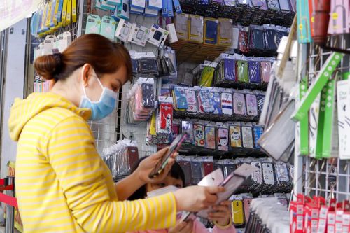 Hậu giãn cách, nhân viên sửa điện thoại ở TP.HCM quá tải công việc