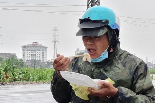 Bữa ăn vội của thanh niên người Mông vượt hơn 1.900km để về quê