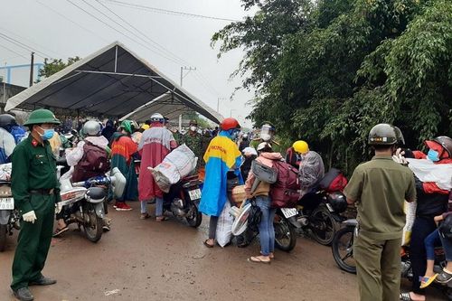Nhiều người trở lại các tỉnh Đồng Nai, Bình Dương và TP Hồ Chí Minh để làm việc, học tập