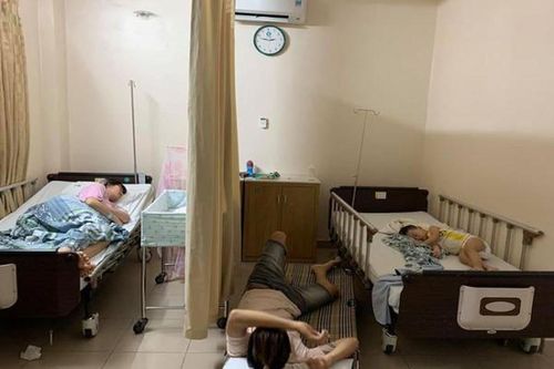 'Người chồng của năm' gây sốt mạng, bế con suốt đêm cho vợ ngủ
