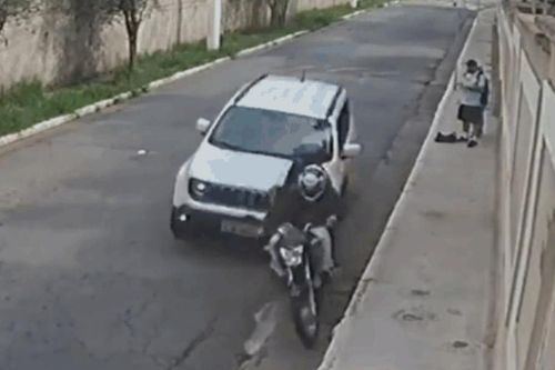 Tài xế ô tô nhấn ga, đâm 2 tên cướp ngã nhào xuống đất