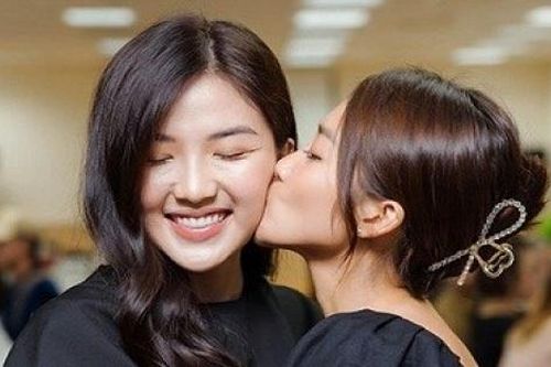 Khả Ngân chụp ảnh kỷ niệm, chia tay các diễn viên đoàn làm phim 11 tháng 5 ngày