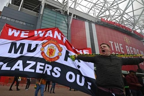 Gia đình nhà Glazer bán cổ phiếu của Man Utd, người hâm mộ ngao ngán