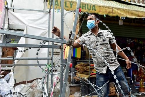 Người dân TP. HCM chui hàng rào thép gai để giao hàng vì nhiều chốt chặn chưa được tháo dỡ