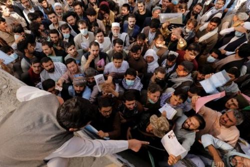 Hàng trăm người dân Afghanistan đổ xô đến văn phòng cấp hộ chiếu