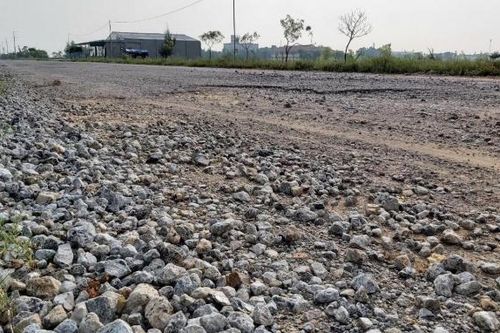 Nghệ An: Đường hơn trăm tỷ, thi công 10 năm chưa bàn giao đã xuống cấp!