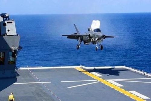 Chứng kiến máy bay chiến đấu tàng hình F-35B hạ cánh thẳng đứng trên tàu khu trục