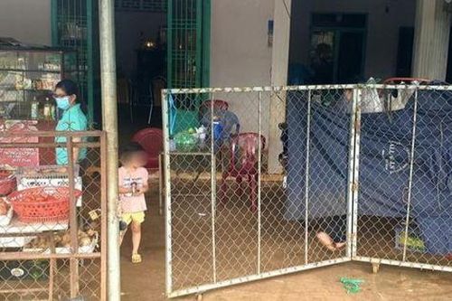 Bé gái lớp 1 bị giật điện thoại khi học online