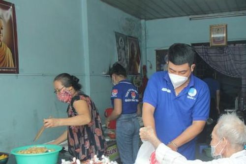 Bạn trẻ phụ giúp vợ chồng cụ ông nấu cơm 0 đồng gửi tặng bà con