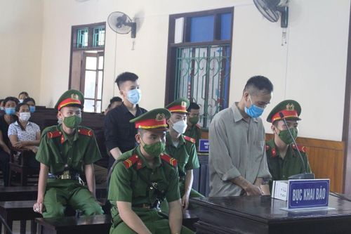 Nỗi lòng người phụ nữ trong phiên xử có chồng và con trai phạm tội giết người