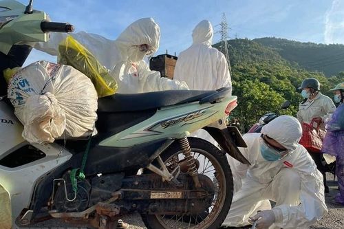 Đà Nẵng: Sinh viên tình nguyện cứu hộ xe máy tiếp sức cho dân về quê