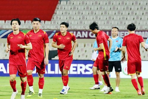 Đội tuyển Việt Nam làm quen sân thi đấu Sharjah