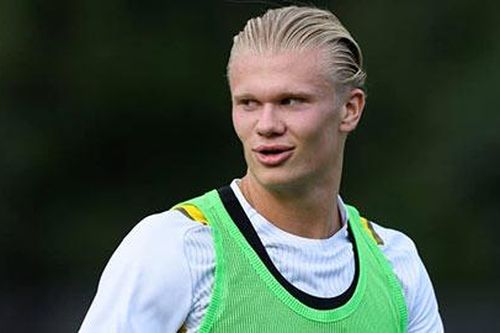 Dortmund tăng lương gấp đôi để giữ chân Haaland