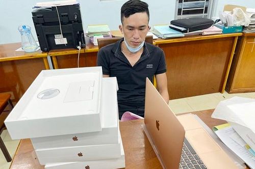 An Giang: Tạm giữ 4 laptop Macbook Air của nam thanh niên mua trên mạng