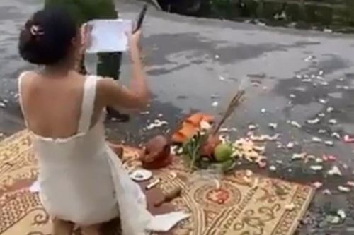 Người phụ nữ mang vàng hương đến trước cửa nhà 'con nợ' vừa cúng bái vừa kêu gào thảm thiết gây xôn xao