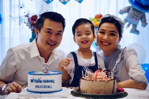 Lê Khánh tự tay tổ chức sinh nhật tròn 3 tuổi cho bé Tuấn Khang và không quên nhắn gửi đến con trai