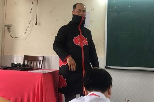 Thầy giáo mặc chiếc áo kỳ lạ bước vào lớp, hội học sinh vừa nhìn liền hốt hoảng đến 'toát mồ hôi'