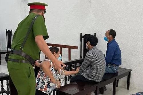 Con bị tử hình vì giết người tình, mẹ khóc ngất tại tòa