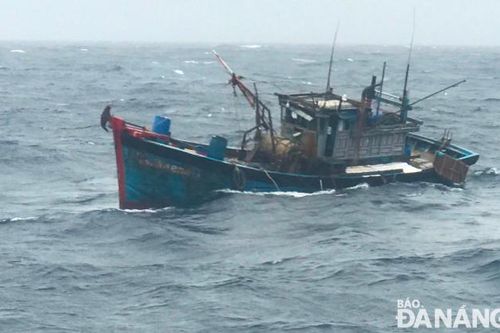 Một tàu cá bị chìm khi vào bờ tránh gió mạnh, 4 ngư dân được cứu