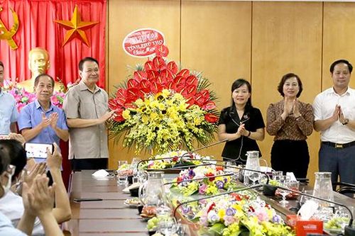 Trưởng Ban Dân vận Tỉnh ủy chúc mừng doanh nghiệp, doanh nhân
