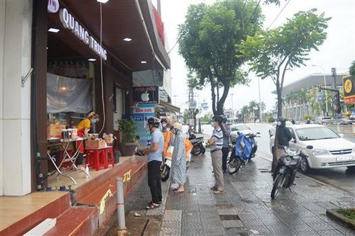 Đông Hà: Người dân tuân thủ các quy định phòng chống COVID-19 trong ngày đầu nới lỏng giãn cách xã hội