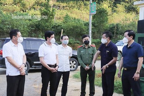 Đồng chí Chủ tịch UBND tỉnh kiểm tra phòng, chống dịch Covid-19 tại huyện Vân Hồ