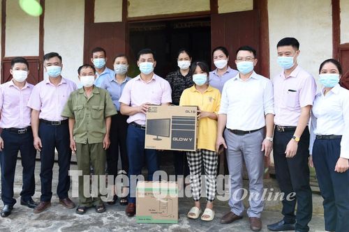 Trao tặng 5 bộ máy tính cho học sinh có hoàn cảnh khó khăn