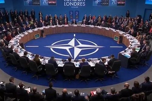 NATO trục xuất 8 nhà ngoại giao Nga, Moscow dọa đáp trả