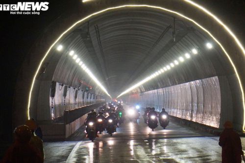 Dòng người chạy xe máy xuyên hầm Hải Vân hồi hương trong đêm mưa gió