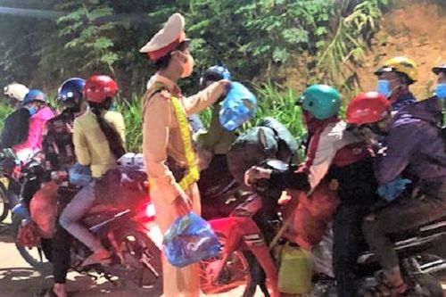 Công an Sơn La xuyên đêm đón người về từ vùng dịch
