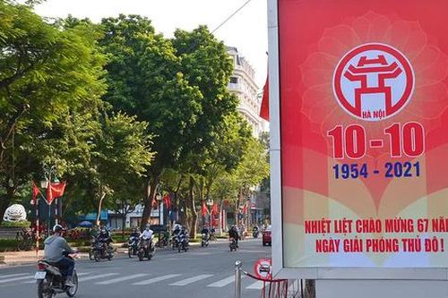 Đường phố Hà Nội rực rỡ chào mừng Kỷ niệm 67 năm Ngày Giải phóng Thủ đô