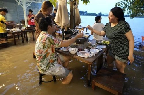Nhà hàng ở Thái Lan gây sốt vì phục vụ thực khách giữa dòng nước lũ