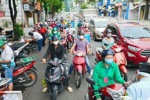 Người dân rời TP HCM có thể ngồi nhà xin cấp giấy về quê