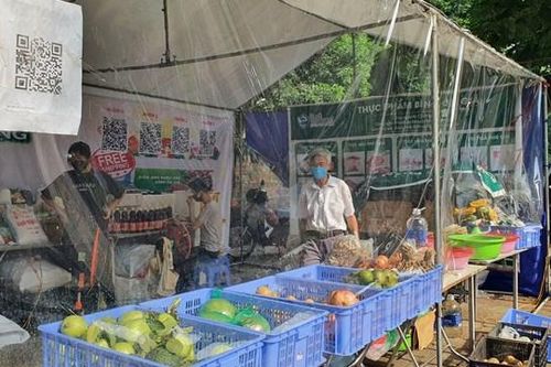Độc đáo những gian hàng đổi rác lấy thực phẩm 'mọc' lên giữa Thủ đô
