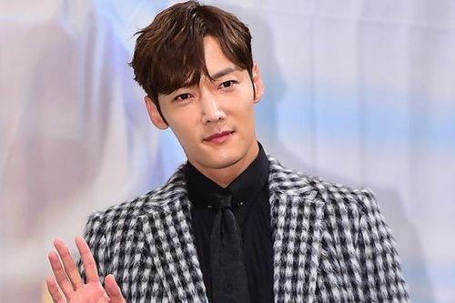 Choi Jin Hyuk ngừng hoạt động sau khi vi phạm lệnh giãn cách