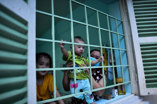 Thói quen của người lớn khiến trẻ đối mặt nguy cơ nhiễm nCoV